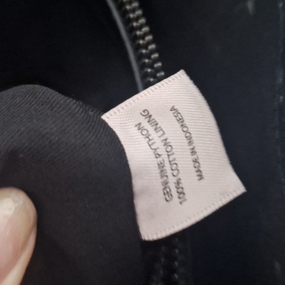 Ling Wu Cross Shoulder Tote - Picture 7 of 8